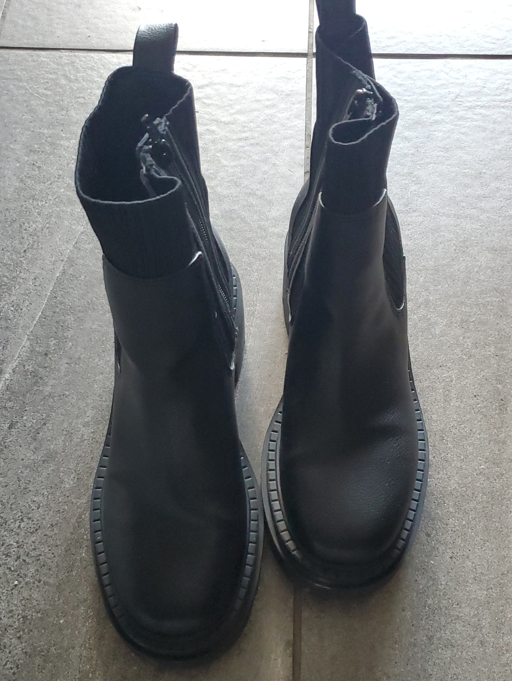 ANKLE HIGH ZIPPER BOOTS